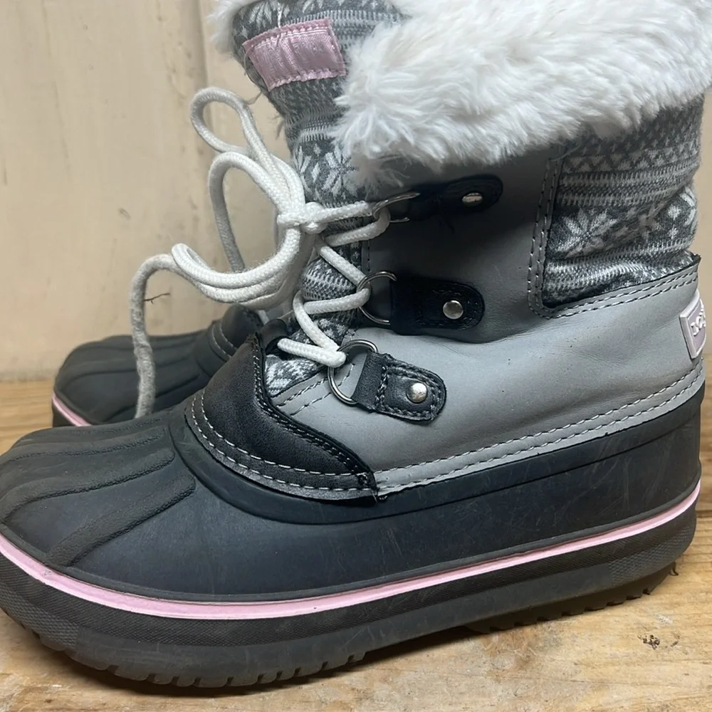 Girls size 2 London Fog winter/snow boots. Very good condition. Gray and pink 1